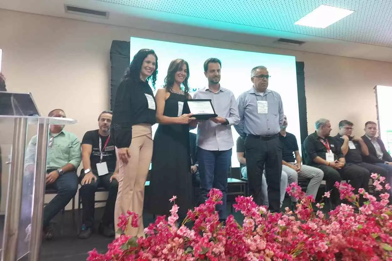 Pessoas em uma sala

O conteúdo gerado por IA pode estar incorreto.