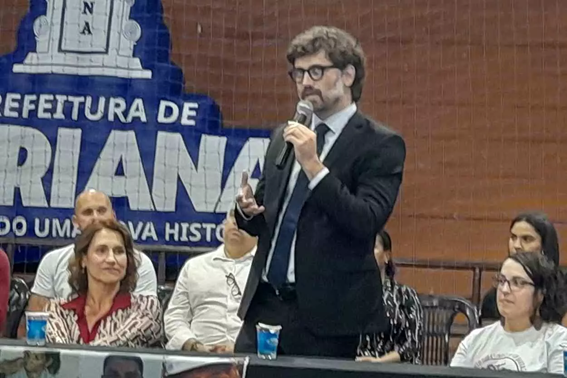 Pessoas falando no microfone

O conteúdo gerado por IA pode estar incorreto.