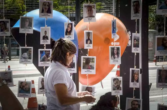 Mulher em pé em frente a estabelecimento

O conteúdo gerado por IA pode estar incorreto.