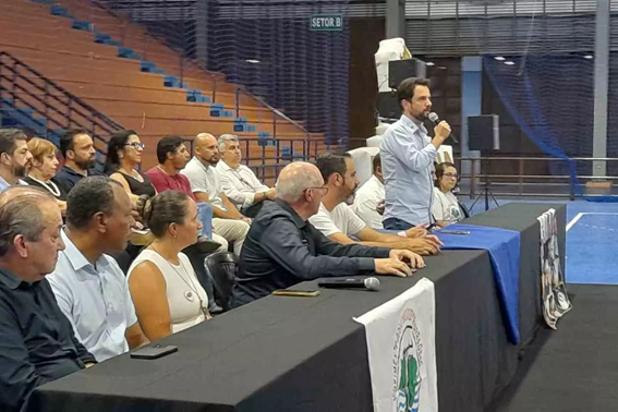 Grupo de pessoas sentadas ao redor de uma mesa

O conteúdo gerado por IA pode estar incorreto.