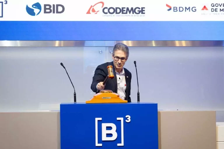 Homem ao lado de caixa azul

O conteúdo gerado por IA pode estar incorreto.