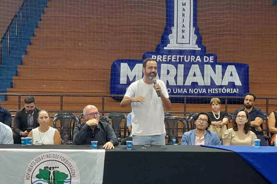 Homem com raquete de tênis e pessoas assistindo

O conteúdo gerado por IA pode estar incorreto.