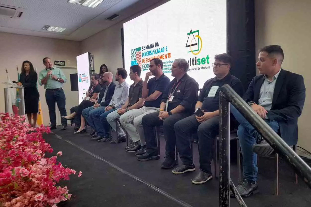 Grupo de pessoas sentadas em uma sala

O conteúdo gerado por IA pode estar incorreto.