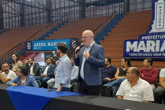 Grupo de pessoas sentadas ao redor de uma mesa

O conteúdo gerado por IA pode estar incorreto.