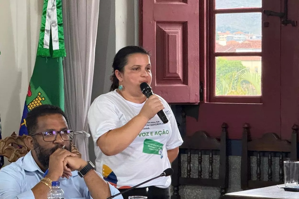 Na foto é possível ver Gilma discursando na Câmara de Mariana.